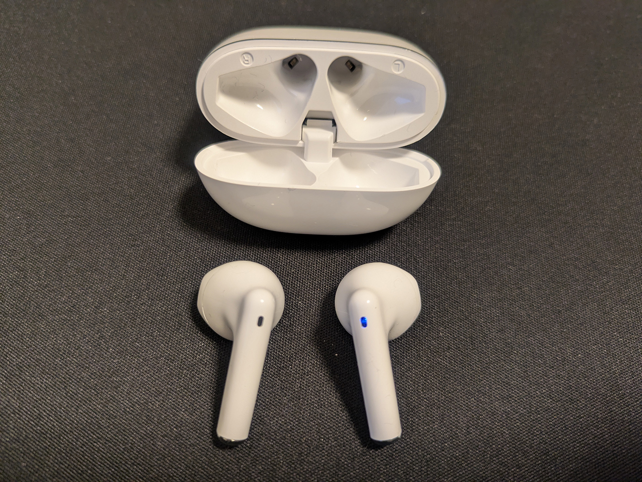 充電器とワイヤレスイヤホン